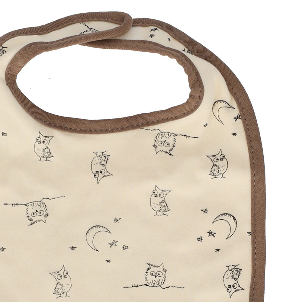 Bavoir bébé beige avec petites chouettes, lunes et étoiles