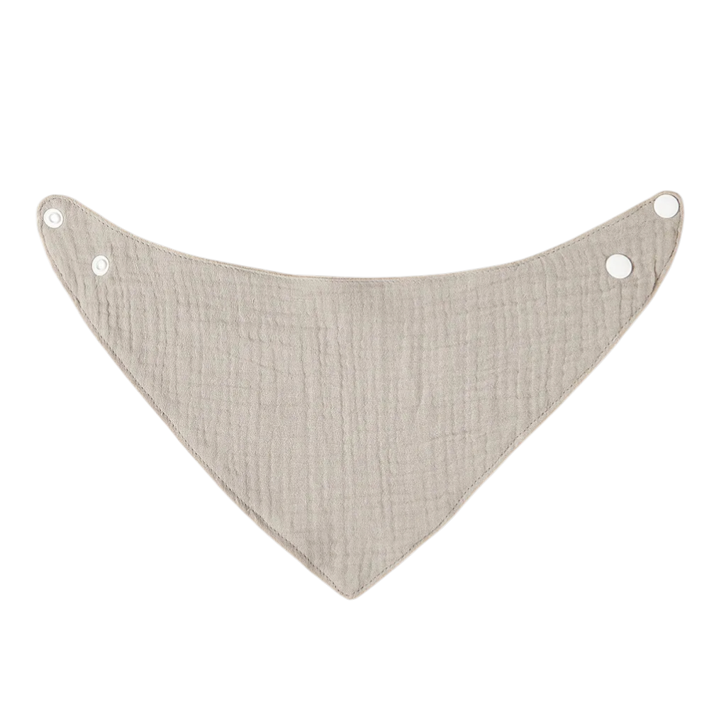 Il "bavaglino in cotone grigio" Hello World è un bavaglino triangolare in cotone grigio chiaro con bottoni automatici su ciascuna estremità, mostrato piatto su uno sfondo bianco.