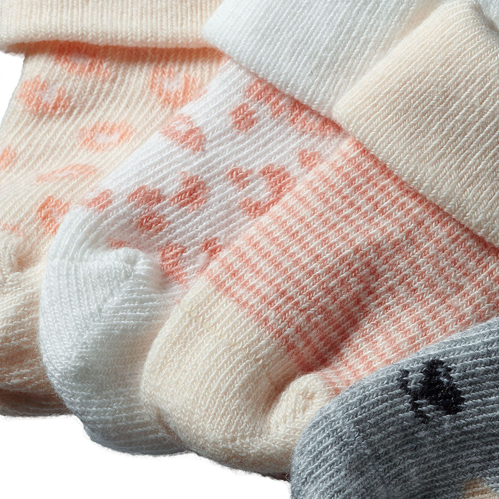 Vue rapprochée de chaussettes douces pour bébé avec motif léopard rose et animal