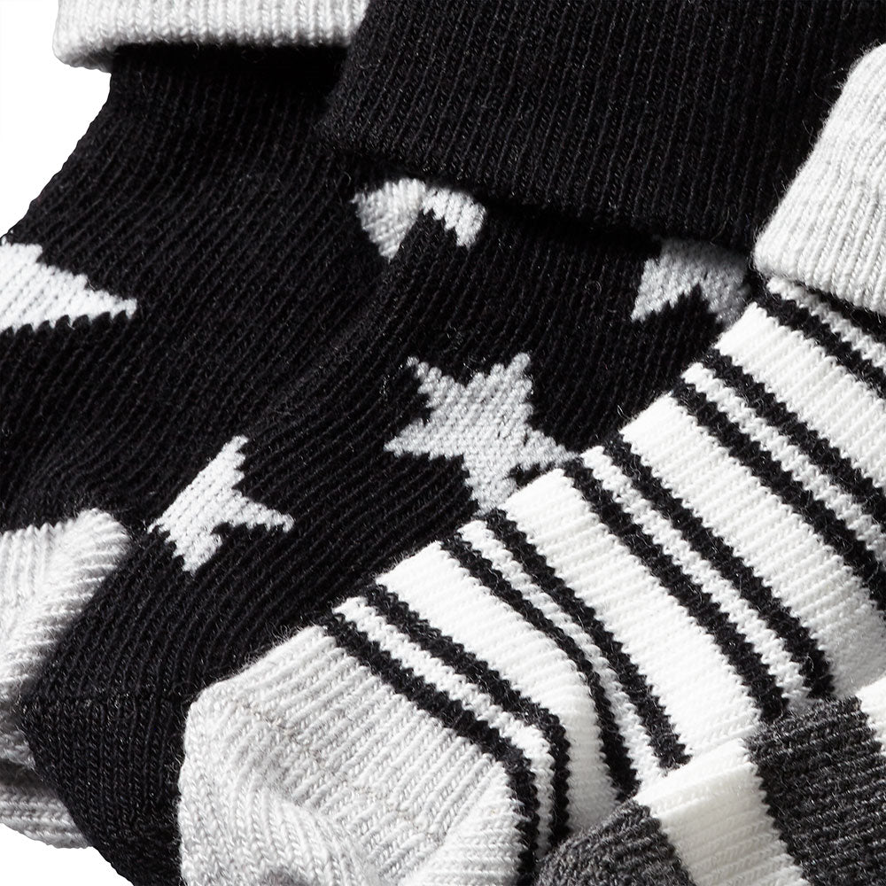 Nahaufnahme der weichen Apollo Babysocken mit Sternen und Streifen