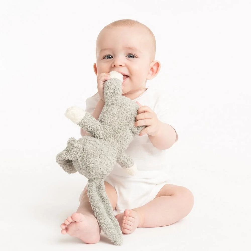 Baby mit grauem Bio Plüschtier Elefant Wild von natureZOO aus zertifizierter Bio-Baumwolle