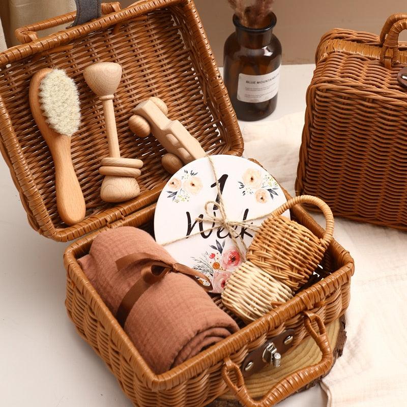 Das Carla Baby Geschenk zur Geburt von Hello World besteht aus einem offenen Weidenkorb mit einer Holzbürste, einem Massagegerät, einem "1 Woche"-Schild, einem braunen Tuch und einem kleinen geflochtenen Körbchen - ideal zur Unterstützung der sensorischen Entwicklung des Babys. Eine geschlossene Weidenkiste vervollständigt das Set.