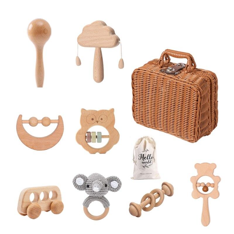 Le cadeau de naissance Colin Baby de Hello World est un charmant ensemble de jouets en bois composé d'un hochet en bois tressé à la main, d'un anneau de dentition, d'une voiture, d'une chouette, d'un ours, d'un nuage et d'une valise en osier. Le plus : un sac imprimé « Hello world » - parfait pour la naissance !