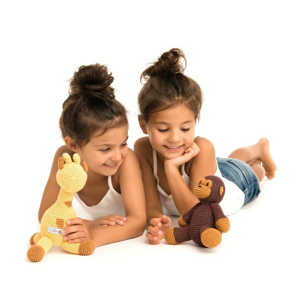 Kinder mit gehäkeltem Plüschtier Affe und Giraffe von natureZOO