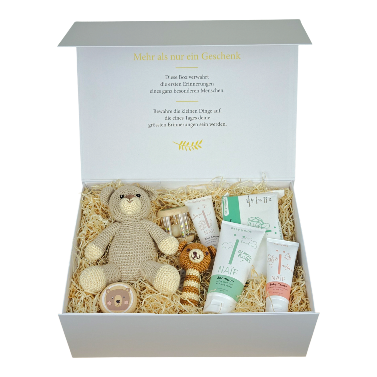 Geschenkbox Bruno für Babys mit gehäkeltem Bär, Babyrassel, Greifspielzeug, Pampers Premium Protection Grösse 2 und NAÏF Pflegeprodukten in cremeweisser Magnetbox.
