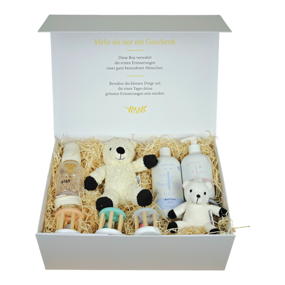 Geschenkbox Emil für Babys mit Bio-Plüscheisbär, passendem Kinderwagenanhänger, BIBS Babyflasche, Greifspielzeug aus Holz, NAÏF Badeschaum und Bodylotion sowie Pampers in cremeweisser Magnetbox.