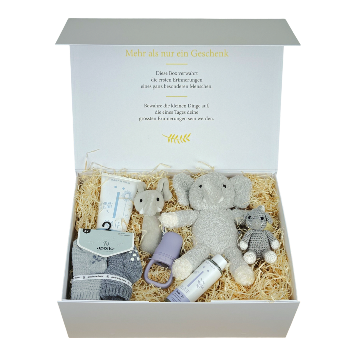 Geschenkbox Julian für Babys in Grau und Weiss mit Bio-Plüschelefant, Kinderwagenanhänger, Babysocken, BIBS Baby Feeder, NAÏF Waschgel und Badeöl sowie Pampers in cremeweisser Magnetbox.