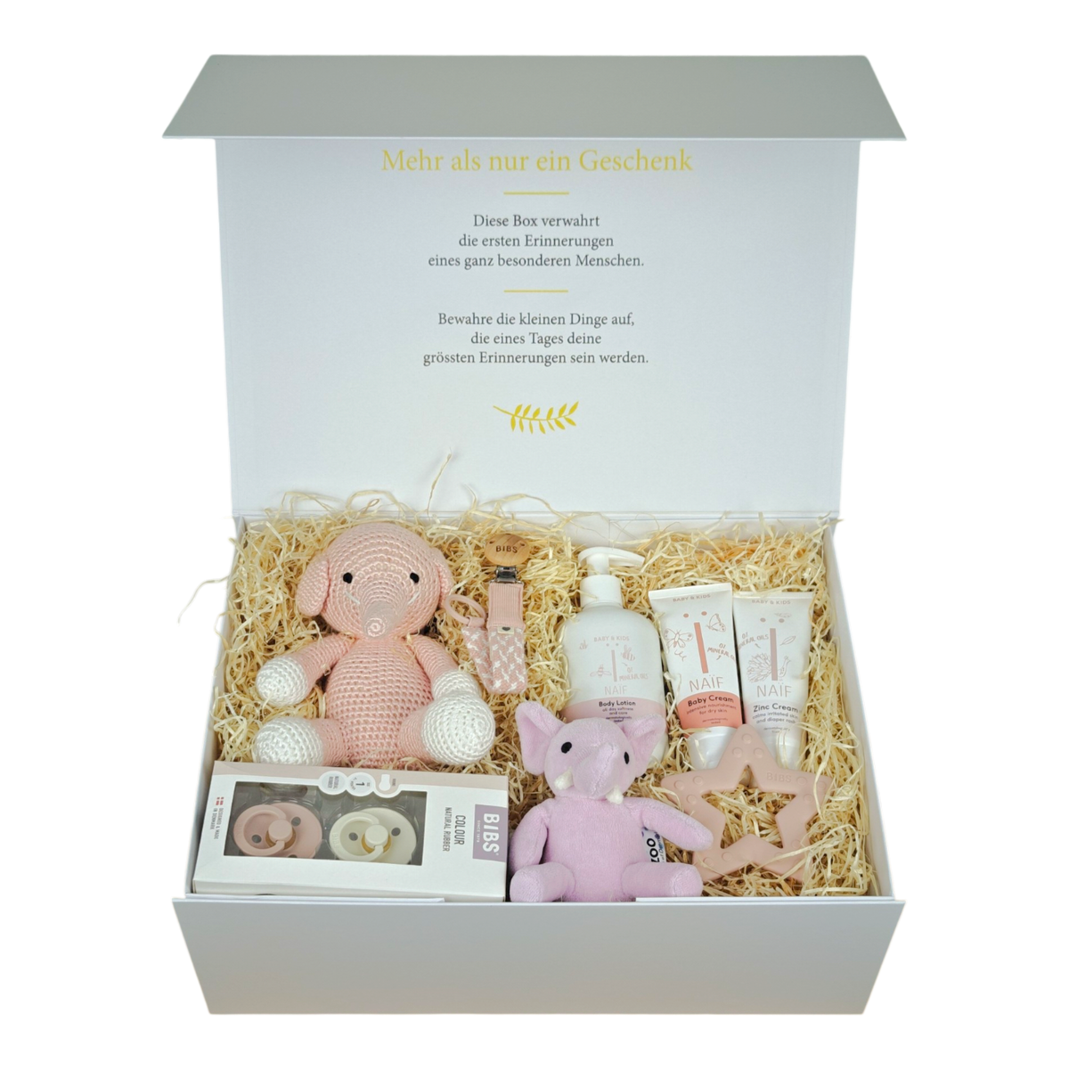 Geschenkbox Leni für Babys in Rosa mit gehäkeltem Elefant, Bio Kinderwagenanhänger, BIBS Schnullern, Schnullerkette, Beissring, Pampers und NAÏF Pflegeprodukten in cremeweisser Magnetbox.