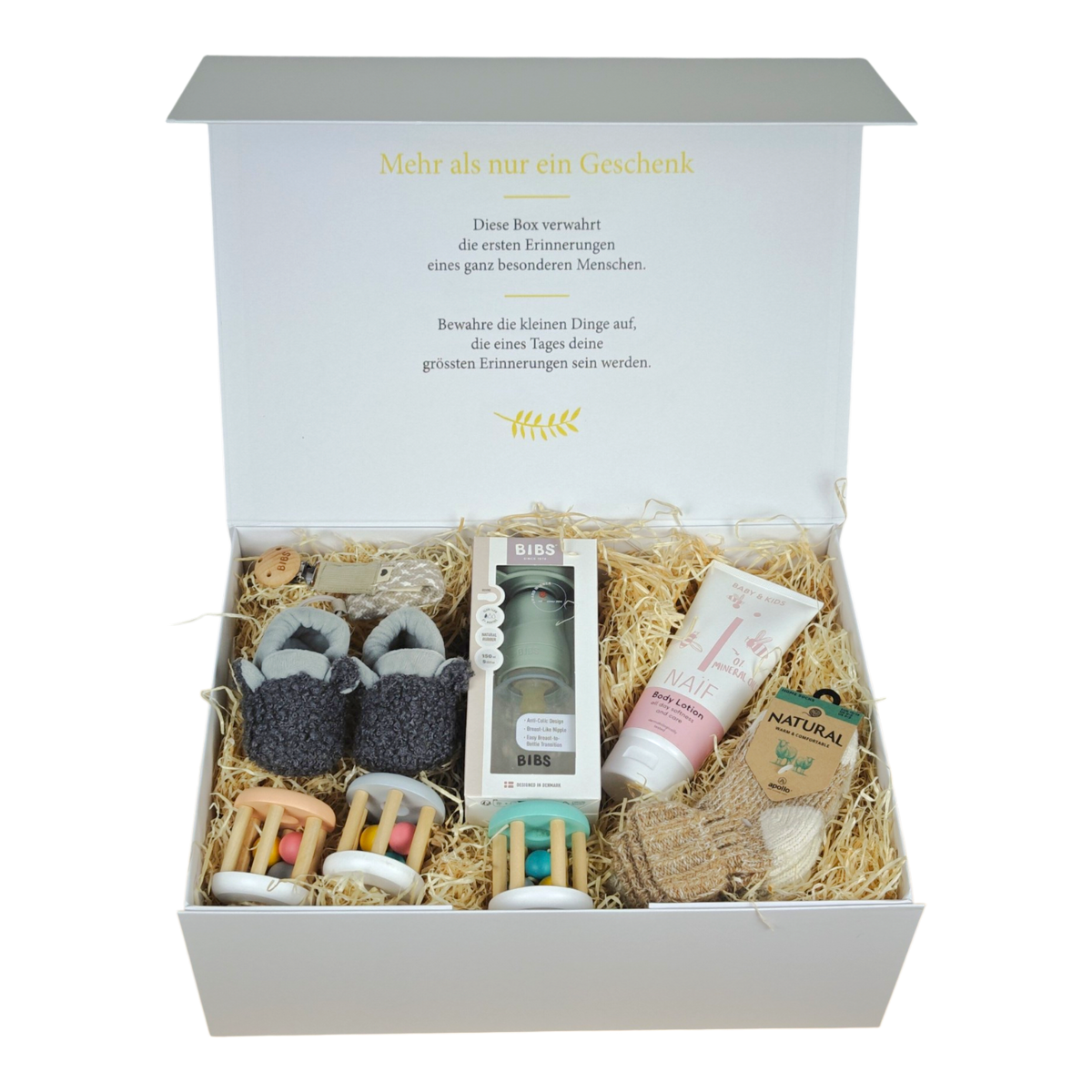 Geschenkbox Mika für Babys in Grau, Salbeigrün und Naturtönen mit BIBS Babyflasche, Schnullerkette, weichen Babyschuhen, Wollsocken, drei Holz-Greifspielzeugen und NAÏF Bodylotion in cremeweisser Magnetbox.