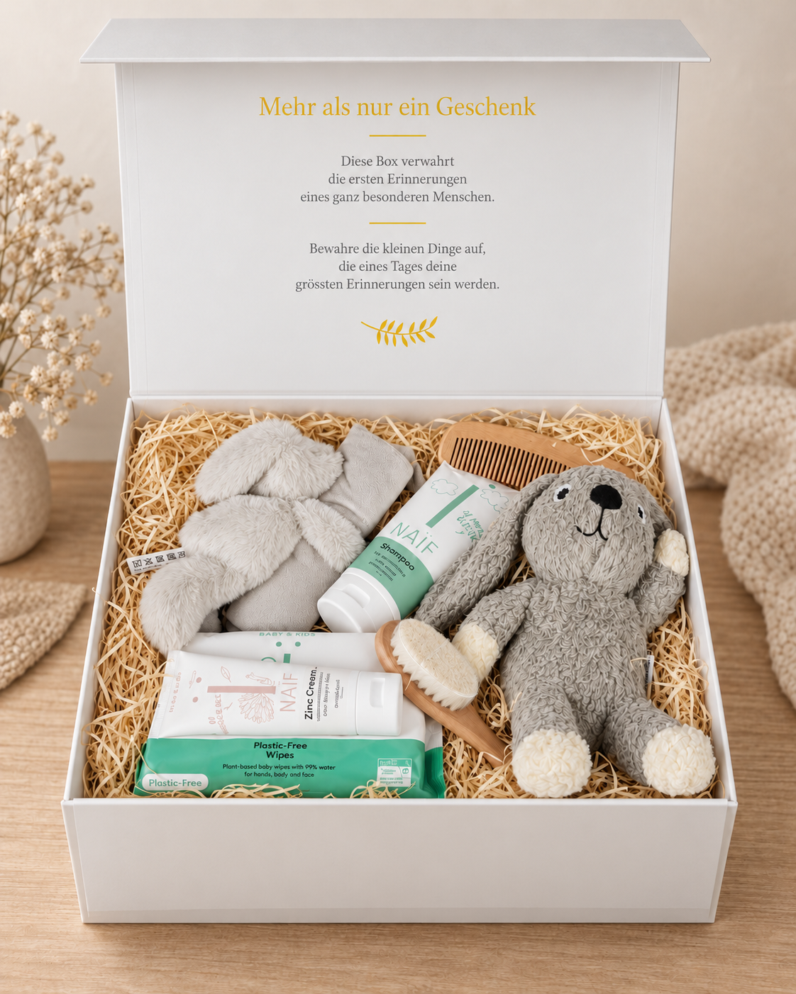 Offene Baby Geschenkbox Ruben mit grauem Bio-Plüschtier Hase, Kuscheltuch, Holzpflegezubehör, NAÏF Shampoo, Windelcreme und Feuchttüchern