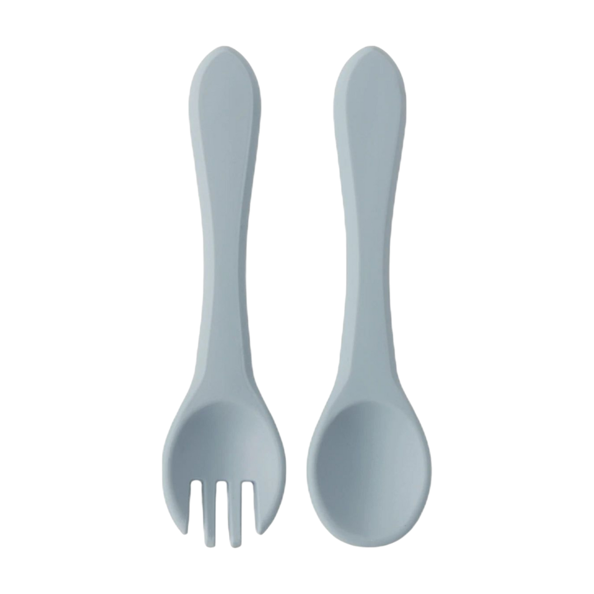 Zwei hellblaue "Hello World" Besteck Blau Silikon Utensilien (3,5x14cm) - eine Gabel mit drei Zinken und ein Löffel mit abgerundeten, ergonomischen Griffen - stehen nebeneinander auf weißem Hintergrund. Perfektes BPA-freies Baby-Besteck für Ihr Kind.