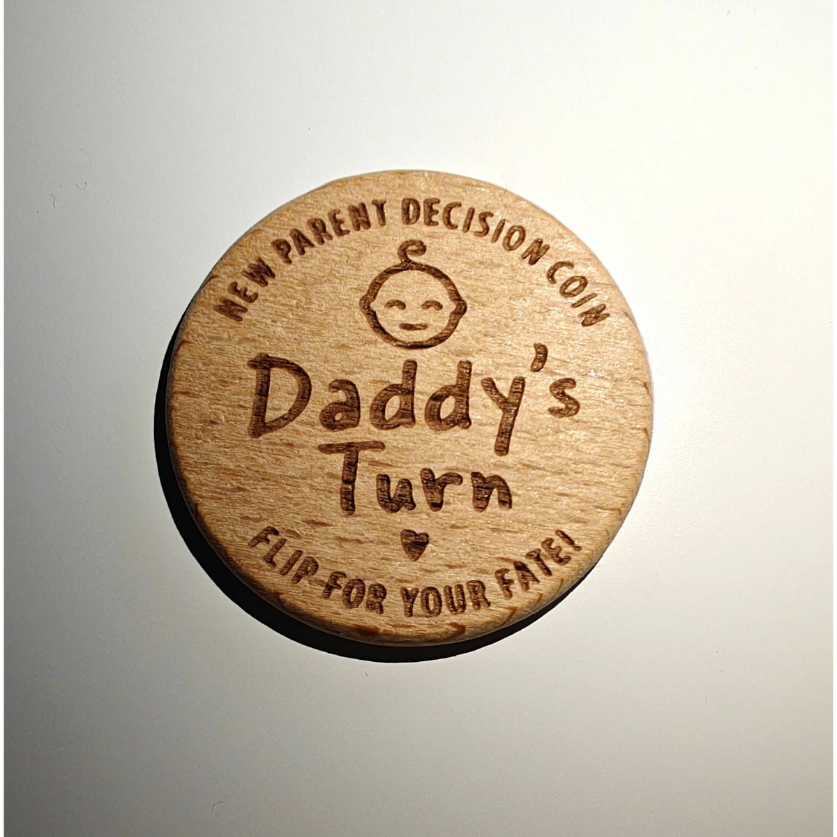 Die Entscheidungsmünze (3,5 x 3,5 cm) von Hello World zeigt NEW PARENT DECISION COIN, ein lächelndes Baby, Daddy's Turn, ein Herz und FLIP FOR YOUR FATE - ein ideales Geschenk für frischgebackene Eltern, um Spaß in den Familienalltag zu bringen.