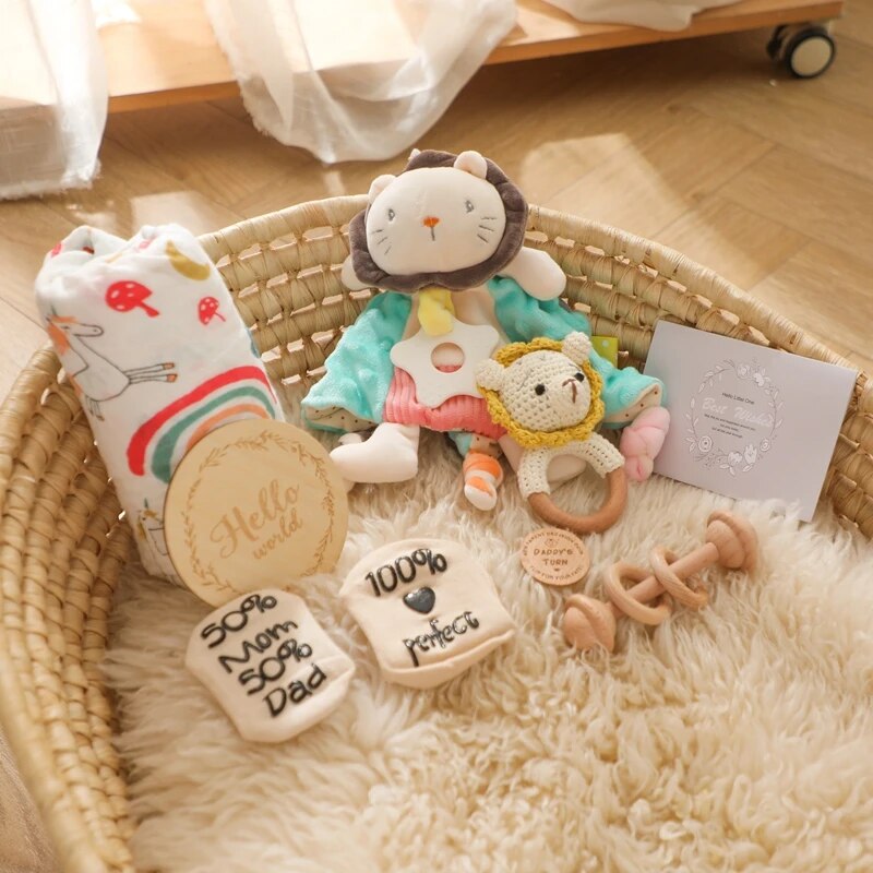 Das Jannis Baby Geschenk zur Geburt von Hello World enthält ein Rassellöwe-Plüschtier, einen Swaddle, einen Holz-Beißring, zwei Mulltücher, eine Karte und ein "Hello World" Schild - das perfekte Geschenk zur Geburt.