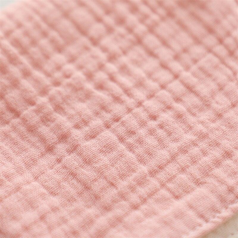 Nahaufnahme des weichen, rosafarbenen Steppstoffs von Hello Worlds Lora Baby Geschenk zur Geburt - sanft und kuschelig, ideal für Babydecken oder in Kombination mit Beißringen als durchdachtes Geschenk.