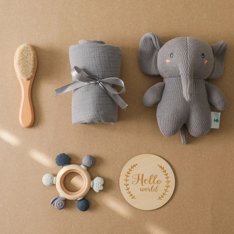 Matteo Baby Geschenk zur Geburt von Hello World: eine weiche Bürste, eine graue Kuscheldecke, ein Plüschelefant, ein Holz-Silikon-Beißring und ein "Hello world"-Holzschild - ein wunderschönes Geschenk-Set für Neugeborene.
