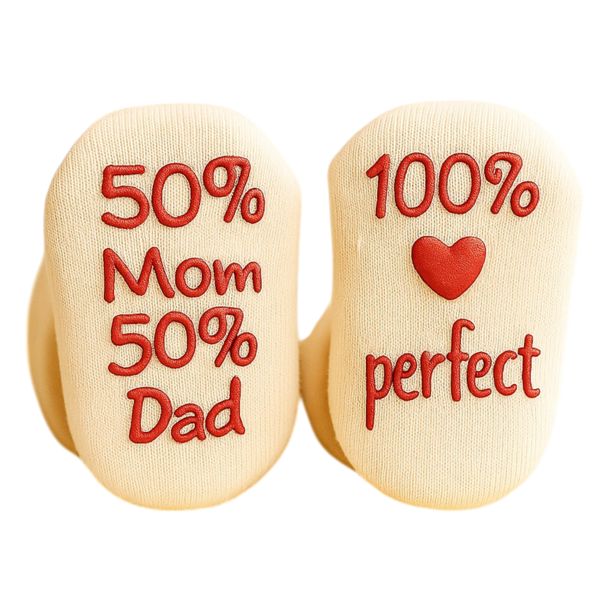 Die cremefarbenen Hello World Socken 100% Perfect - Rot (Sohle: 7x10cm) für 6-12 Monate haben einen roten Text auf der Sohle: "50% Mama 50% Papa" und "100% ♥ perfekt", die beide mit der Sohle nach oben abgebildet sind, um ihre süße Botschaft zu unterstreichen.