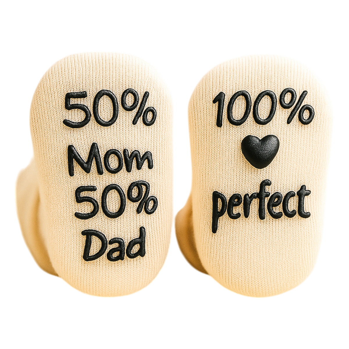 Zwei schwarze Hello World Socken "100% Perfect" (Sohle: 7x10cm, 6-12 Monate) mit Sprüchen "50% Mom 50% Dad" und "100% ♥", stilvoll auf weißem Hintergrund präsentiert.