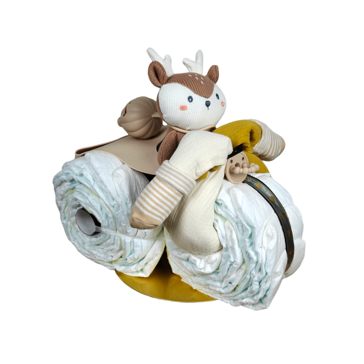 Das Hello World Windelgeschenk Dreirad (44x30cm) ist ein bezauberndes Geschenk zur Geburt in Form eines Motorrads aus gerollten Windeln und Decken, gekrönt von einem Plüschhirsch - perfekt als Geschenk zur Geburt.