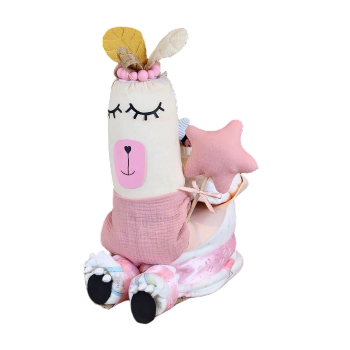 Das Hello World Windelgeschenk Lama (35x19cm) ist ein Plüschtier mit weißem Gesicht, geschlossenen Augen, rosafarbener Nase und Wangen, rosafarbenem Kleid, perlenbesetztem Blatt-Stirnband und rosafarbenem Sternkissen - ideal als Babygeschenk oder für eine Windeltorte.