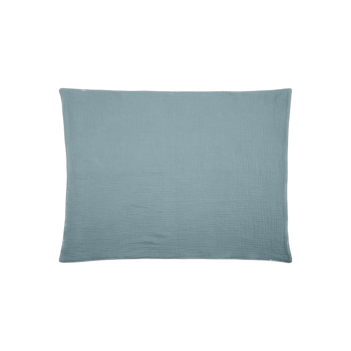 Ein quadratisches, hellblaues Kissen mit unifarbenem Bezug liegt auf weißem Grund - eine ideale Ergänzung zum Hello World Windelgeschenk Schiff (50x33cm) als einzigartiges und durchdachtes Babygeschenk.