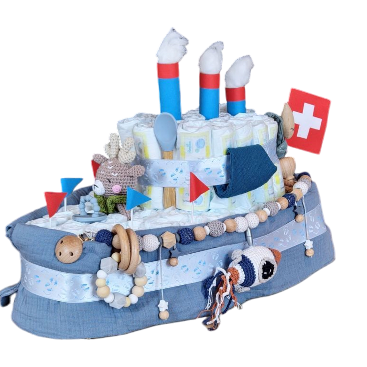 Das Windelgeschenk Schiff (50x33cm) von Hello World ist eine Windeltorte in Bootsform mit blauem Stoff, Babyspielzeug, bunten Fahnen, drei rot-weißen Schornsteinen, einer Schweizer Flagge auf der Rückseite und einem Plüsch-Vogelsegler auf der Vorderseite.
