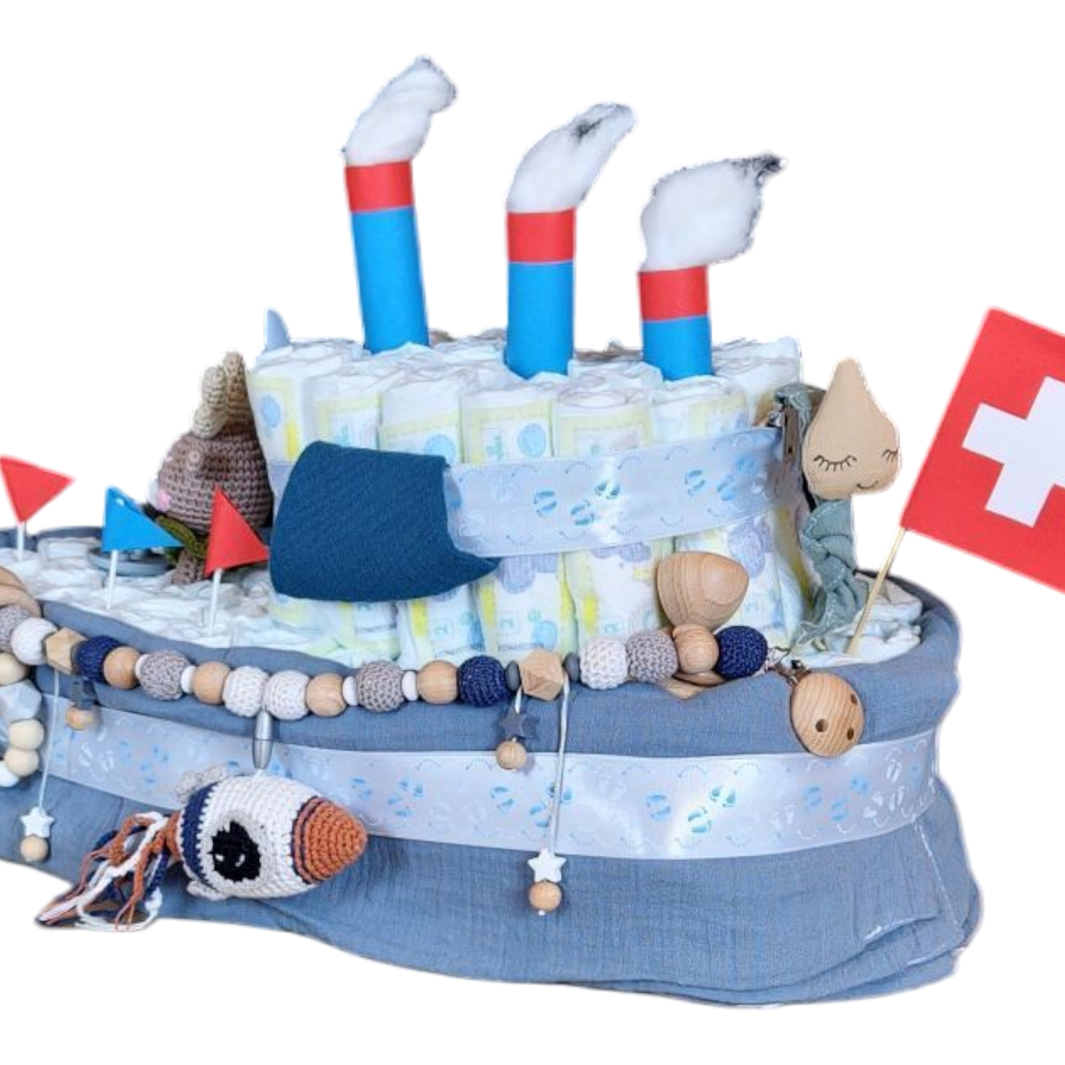 Das Windelgeschenk Schiff (50x33cm) von Hello World, mit gerollten Windeln als Basis, Rauchfängen, Bändern, Spielzeug und Schweizer Fähnchen-das perfekte Babygeschenk für kleine Matrosen-Abenteuer.