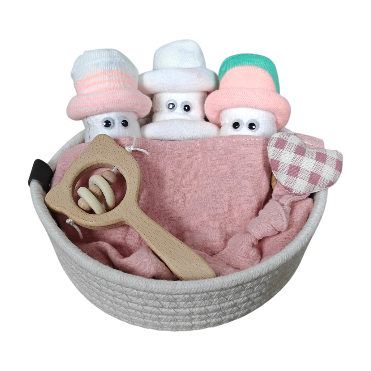 Das Hello World Kuschelkörbchen Blütendrillinge enthält drei gerollte Waschlappen mit Augen und pastellfarbenen Hüten, eine Holzrassel und ein weiches Herzspielzeug - ein ideales Baby-Basics Geschenk zur Geburt.