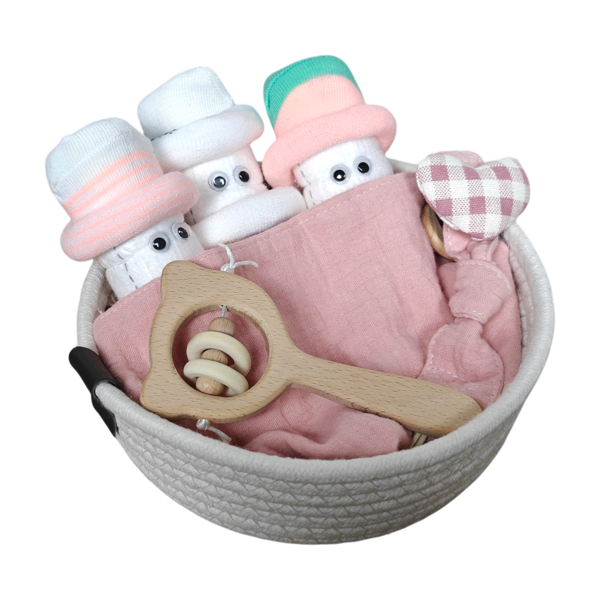 Das Hello World Kuschelkörbchen Blütendrillinge präsentiert gerollte Babywaschlappen mit Schneemannmützen, eine rosa Decke, Rassel und kariertes Herzspielzeug - ein ideales Geschenk zur Geburt mit charmanten Baby-Basics.