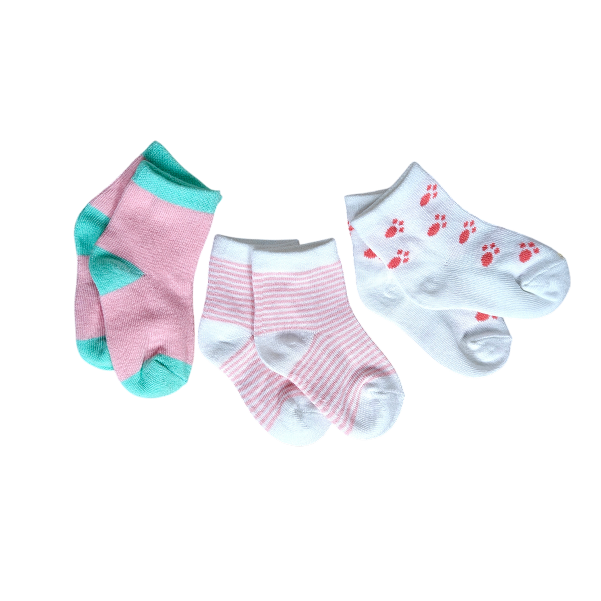 Drei Paar Hello World Kuschelkörbchen Blütendrillinge Babysocken in rosa und weiß mit niedlichen Details, ideal als Baby-Basics oder Geschenk zur Geburt, nebeneinander auf weißem Hintergrund.