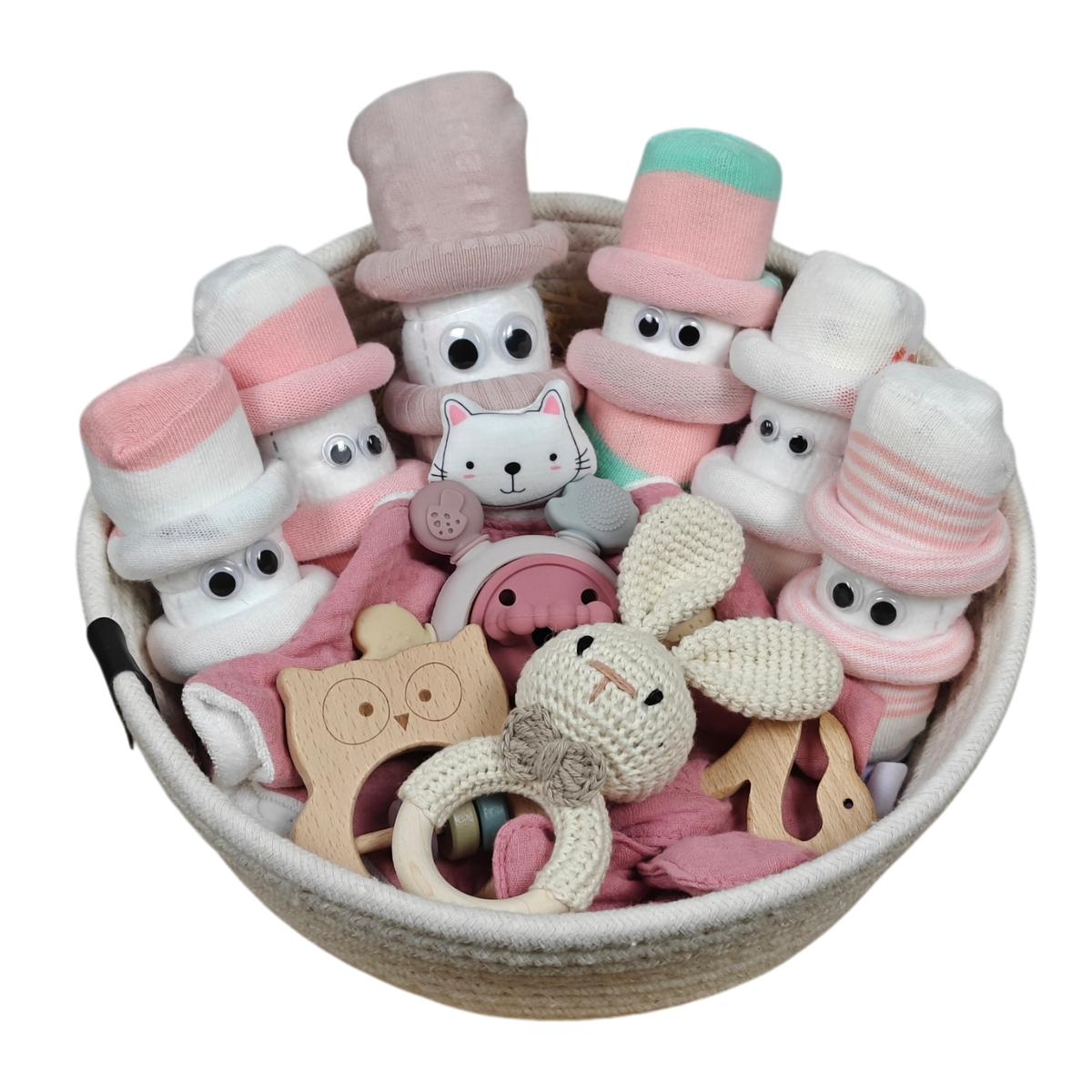 Le panier câlin Hello World pour sextuplés de fleurs contient des essentiels pour bébé tels que des chaussettes roulées en forme de bonhommes de neige, des jouets en bois en forme d'animaux, un hochet lapin au crochet et des vêtements roses et blancs - le cadeau parfait !