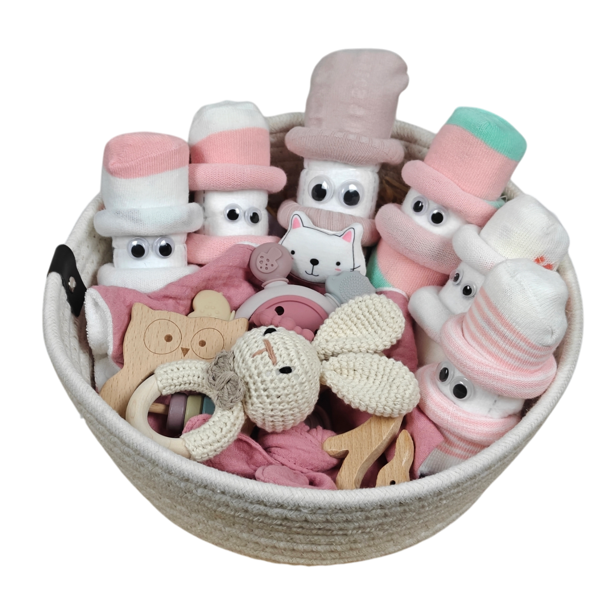 Les paniers à peluches Hello World pour sextuplés de fleurs sont remplis de chaussettes pour bébé roulées roses et blanches avec des yeux de lunettes, de peluches, d'un anneau de dentition en bois, d'un lapin au crochet et d'autres adorables basiques pour bébé - parfaits comme cadeau de bébé.