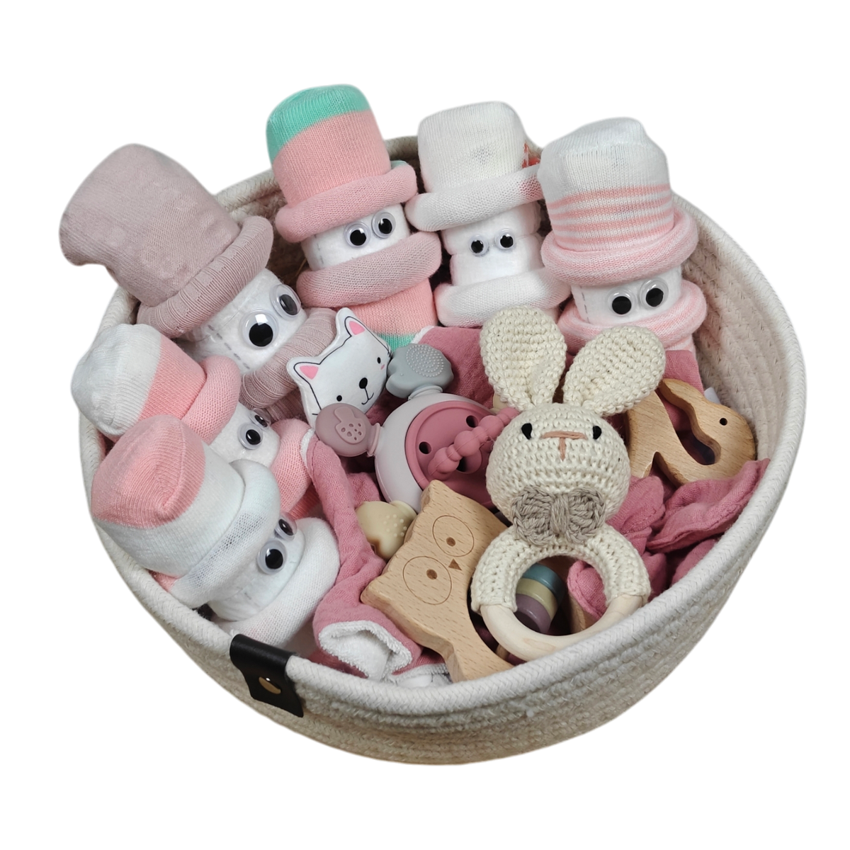 Le Hello World Cuddly Basket Flower Sextuplets est un adorable panier cadeau pour bébé avec des visages de chaussettes, des accessoires roses et blancs, un hochet lapin, des jouets en bois et une pince en forme de chat - rempli de produits essentiels pour bébé.