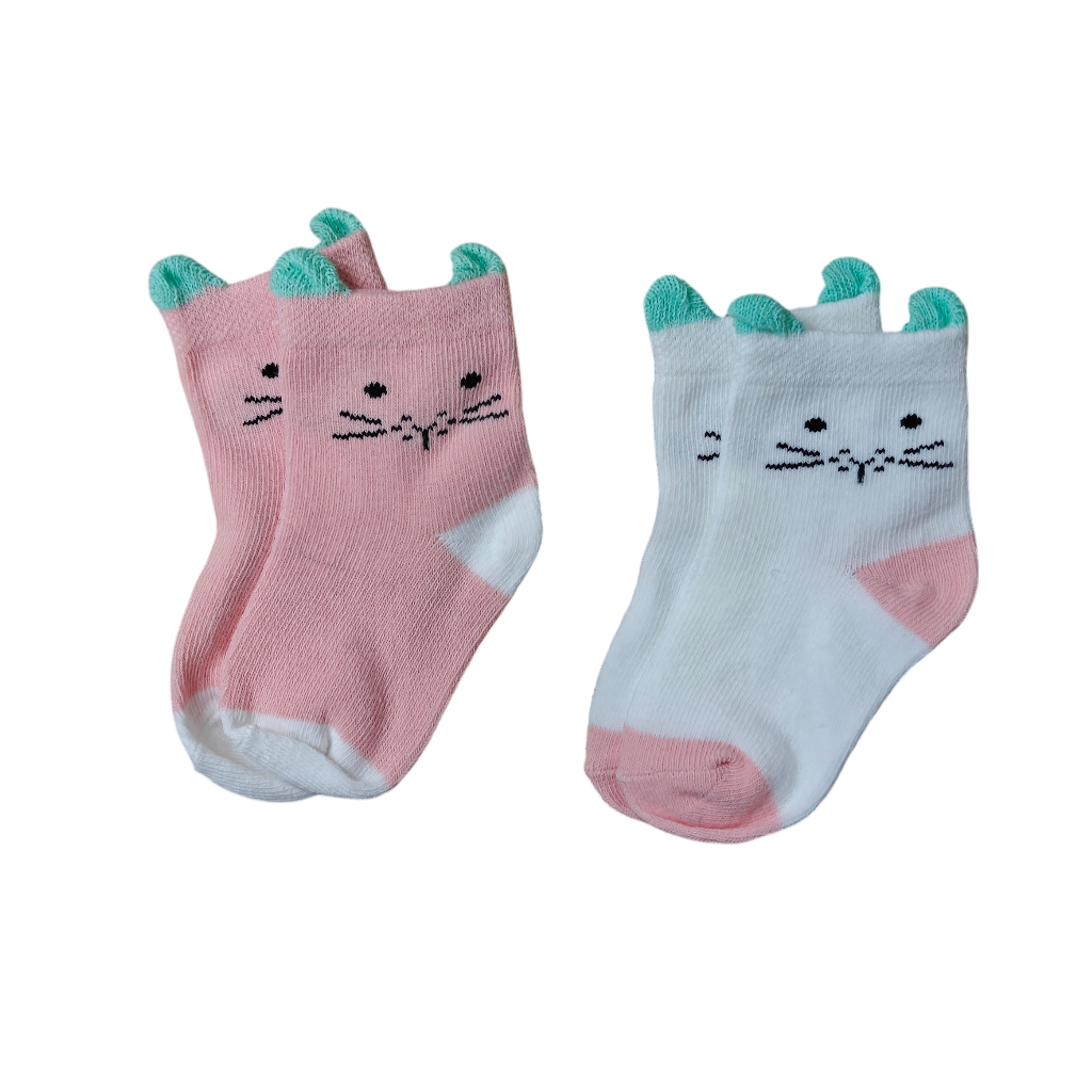 Zwei Paar Kindersocken von Hello World - Kuschelkörbchen Blütenzwillinge - mit Katzengesichtern in rosa/weiß und weiß/rosa, beide mit tealfarbenen Ohrendetails. Ein süßes Willkommensgeschenk Baby.