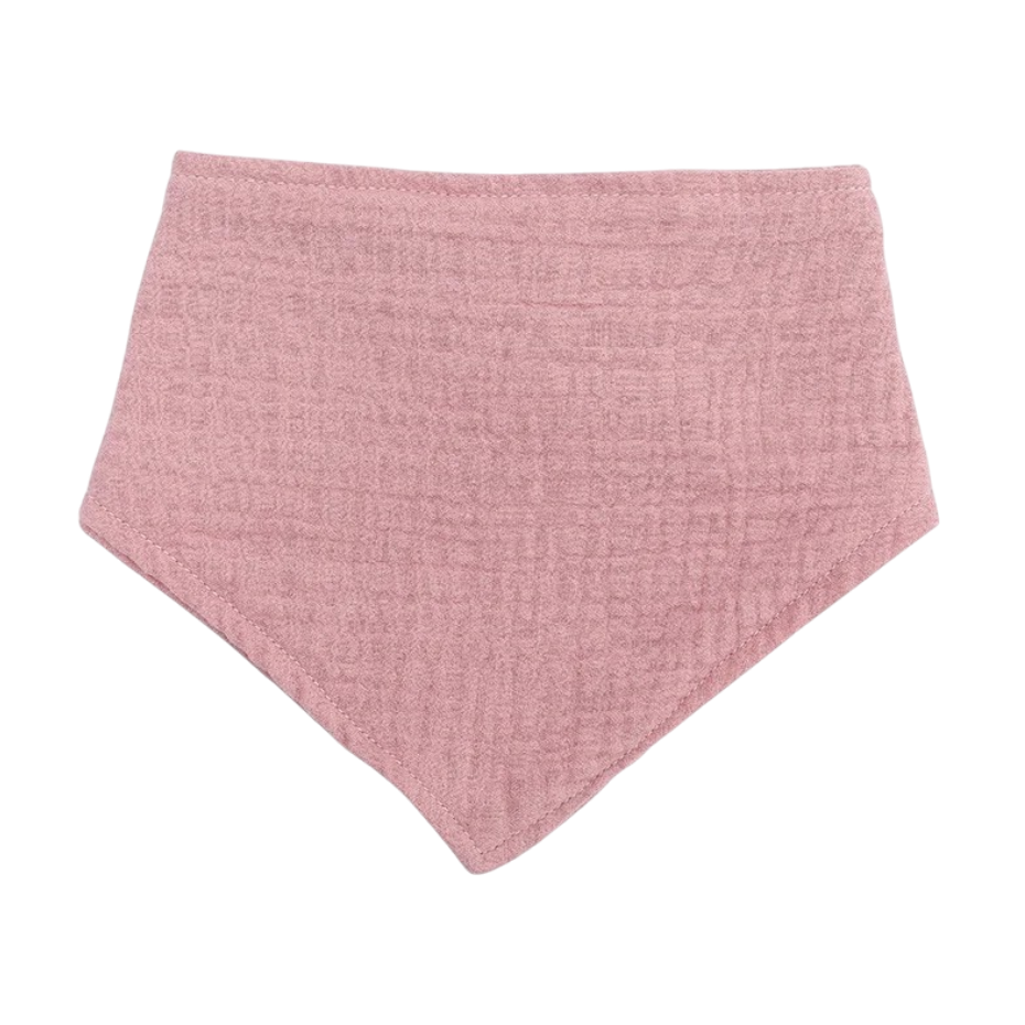 Ein weiches, strukturiertes, hellrosa Bandana-Lätzchen mit spitzem Ende aus den "Kuschelkörbchen Blütenzwillinge" von Hello World - ideal als Teil eines liebevollen Baby-Geschenksets oder als Willkommensgeschenk für Neugeborene. Flach auf weißem Hintergrund abgebildet.