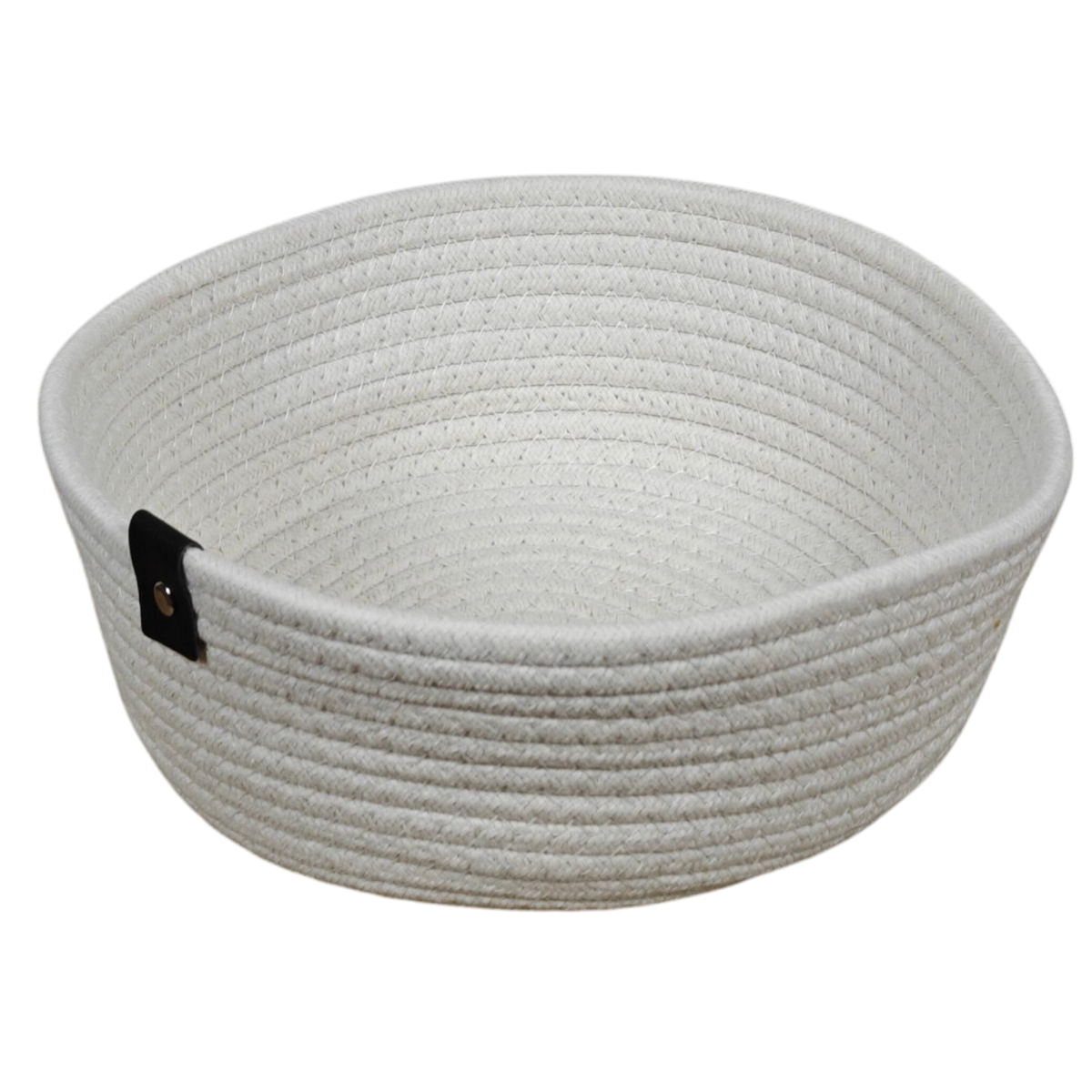 Das Kuschelkörbchen Blütenzwillinge von Hello World ist ein runder, weiß geflochtener Seilkorb mit einem strukturierten Muster und kleinem schwarzen Lederakzent - ideal als natürliche Baby-Erstausstattung oder Willkommensgeschenk für Babys.