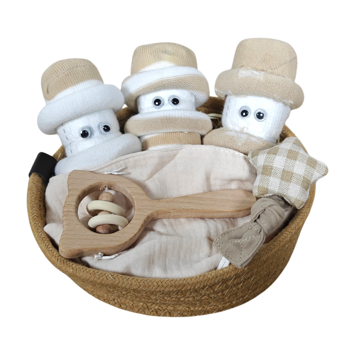 Das Hello World Kuschelkörbchen Sternendrillinge enthält drei gerollte weiße Handtücher mit Hütchen und Kulleraugen, eine Holzrassel, einen karierten Stern und ein weiches beiges Tuch - ein entzückendes Geschenk für Babys und ein liebevolles Geburtstagsgeschenk.