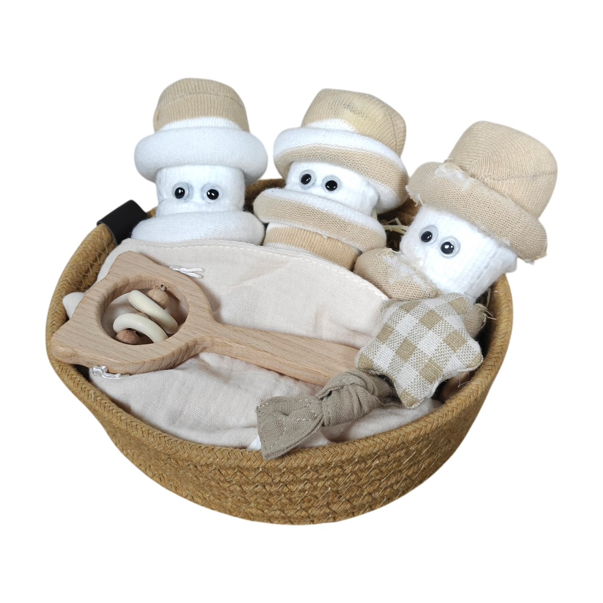 Das Kuschelkörbchen Sternendrillinge von Hello World ist ein bezaubernder Baby-Geschenkkorb mit drei Socken in Schneemannform, einer Holzrassel und einem karierten Stoffspielzeug - perfekt als Babygeschenk oder Geschenk zur Geburt.