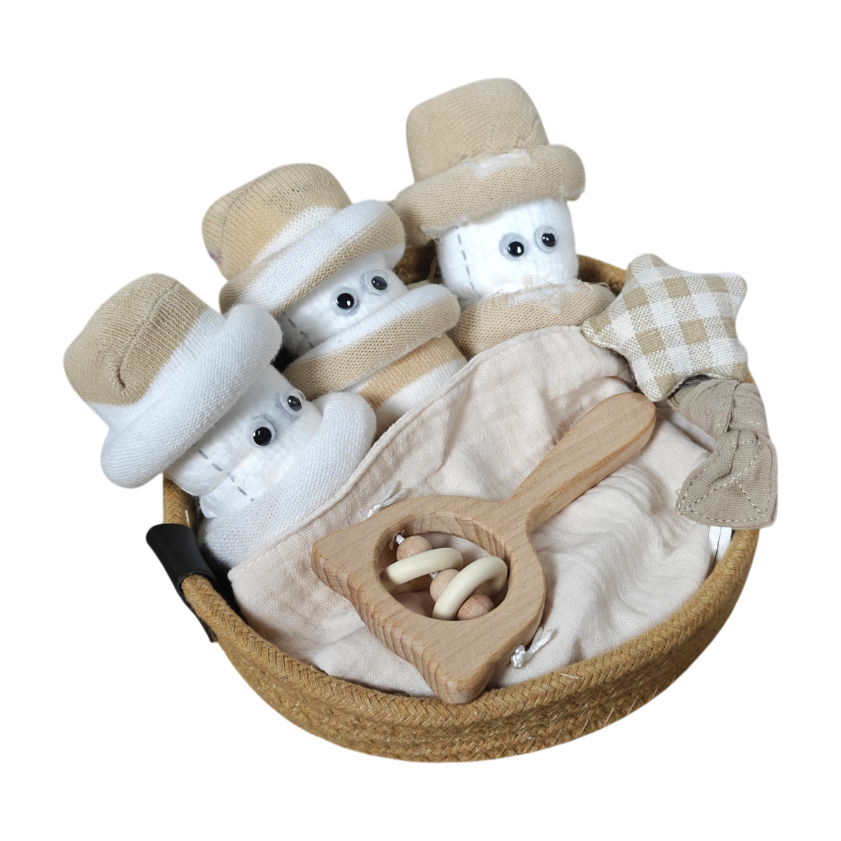 Das Kuschelkörbchen Sternendrillinge von Hello World ist das ideale Babygeschenk: Drei Stofffiguren mit Mütze und Wackelaugen, eine Holzrassel und ein kariertes Sternentuch aus weichem Stoff sorgen für Freude.