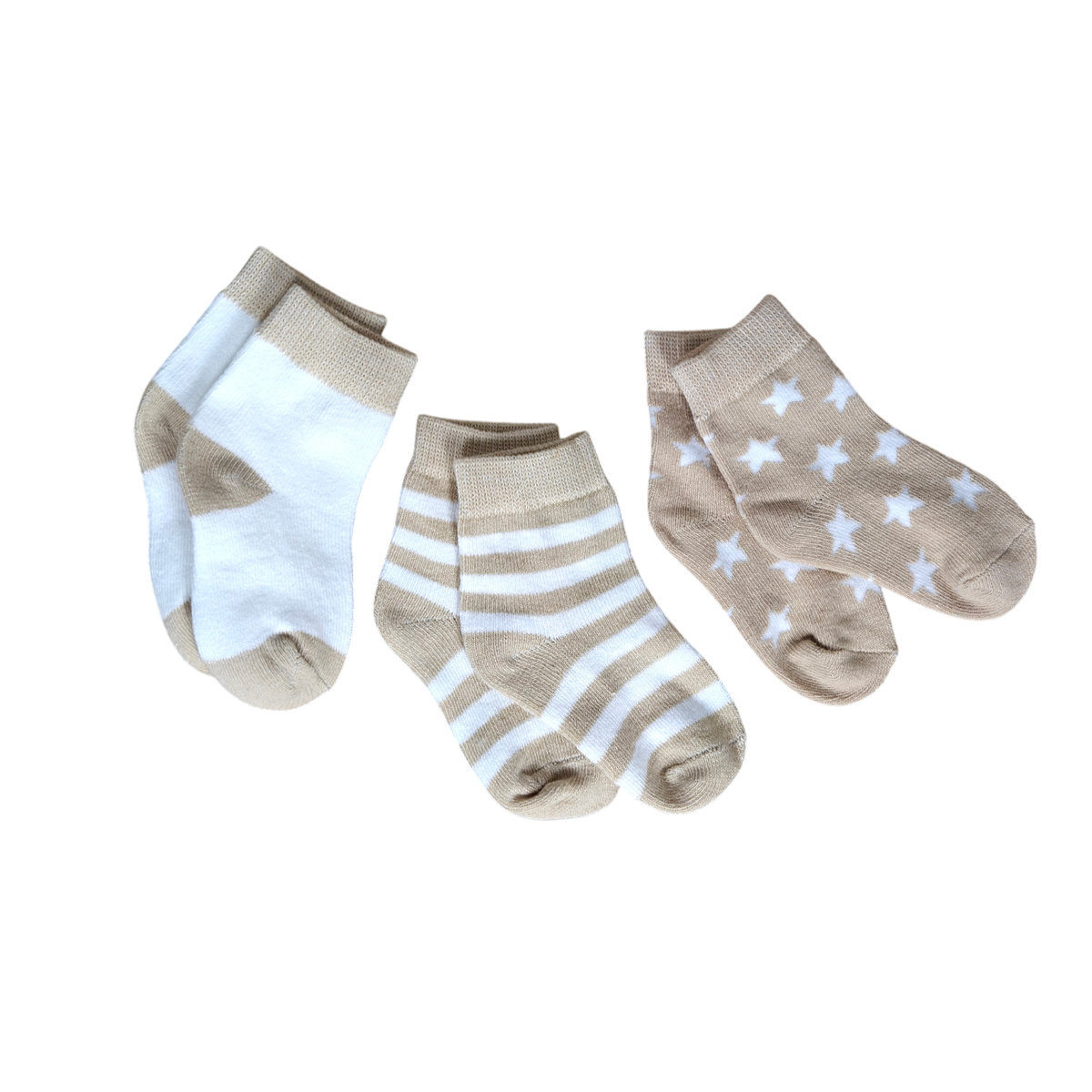 Drei Paar Hello World-Babysocken in Beige und Weiß - einfarbig, gestreift und mit Sternchen - sind ein zauberhaftes Geschenk zur Geburt, perfekt für das Set Kuschelkörbchen Sternendrillinge.