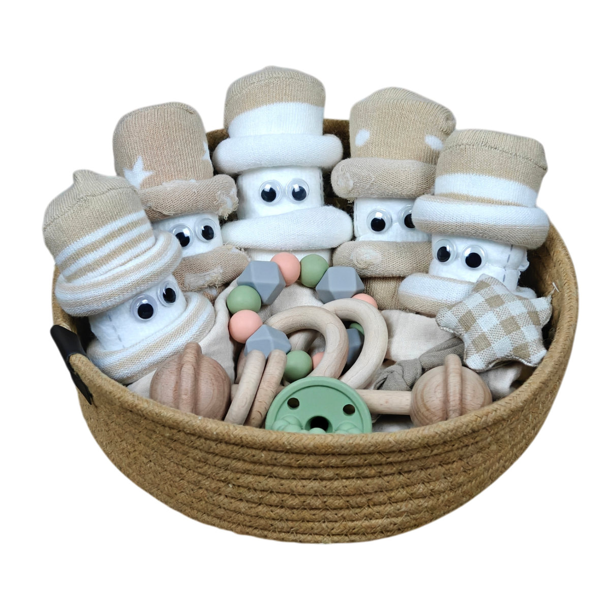 Das Hello World Kuschelkörbchen Sternenfünflinge enthält Babysocken, die zu Gesichtern mit Glupschaugen gerollt sind, sowie Holzspielzeug und pastellfarbene Beißperlen - ein entzückendes Geschenkset für Babys.