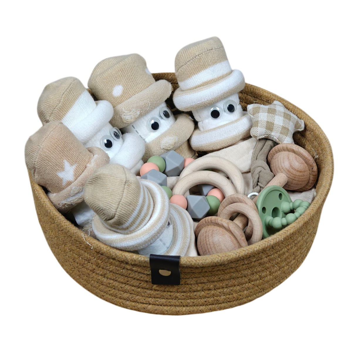 Das Hello World Kuschelkörbchen Sternenfünflinge ist ein runder geflochtener Korb, der mit weichem Babyspielzeug, Plüschkrakenfiguren, Holzrasseln, Beißringen und einem grünen Schnuller gefüllt ist - ein ideales Baby-Geschenkset oder Geburtsgeschenk.
