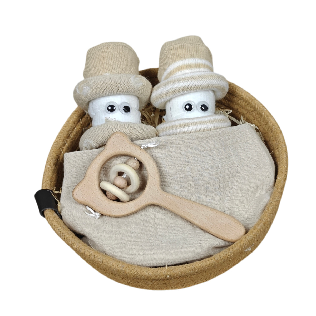 Das Kuschelkörbchen Sternenzwillinge von Hello World enthält zwei weiße Handtuch-Snowmen mit beigen Hüten, liebevoll in ein Tuch gewickelt, sowie einen Holzgreifling - ein kreatives Windel- und Geburtsgeschenk.