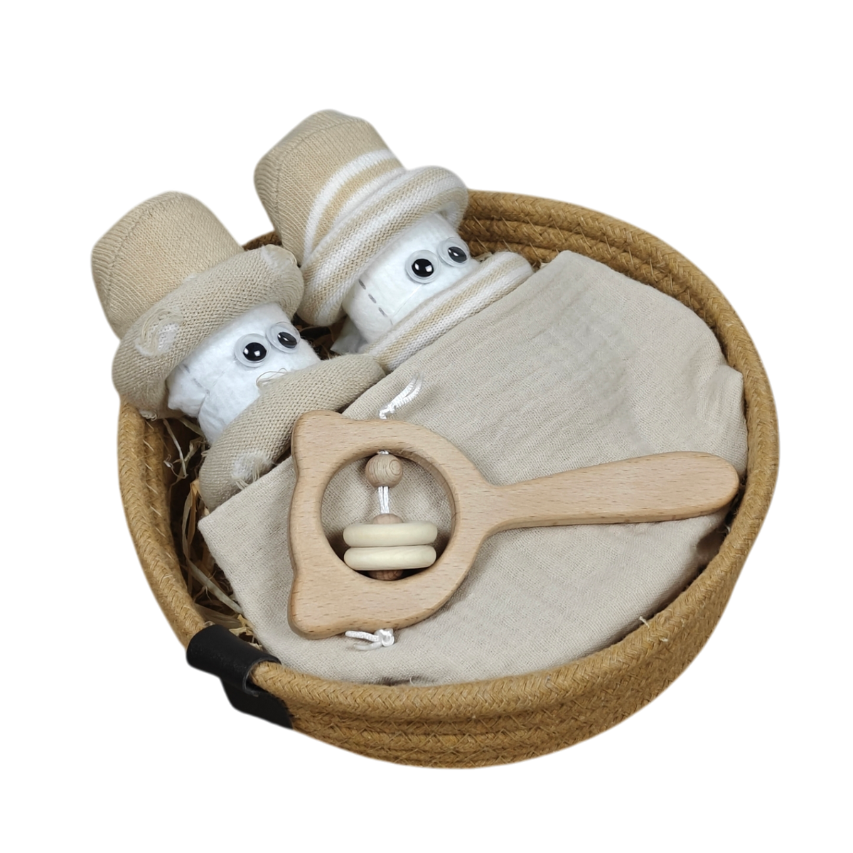 Das Hello World Kuschelkörbchen Sternenzwillinge besteht aus zwei plüschigen Schneemännern mit beigen Hüten unter einem beigen Tuch in einem runden Korb, der mit einer Holzrassel gekrönt ist - perfekt als Geschenk zur Geburt oder Windelgeschenk.