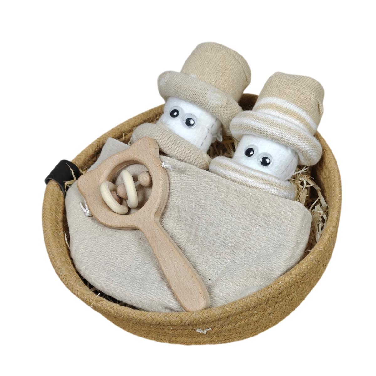 Das Hello World Kuschelkörbchen Sternenzwillinge enthält zwei Plüschpuppen mit beigen Hüten unter einer cremefarbenen Decke, daneben eine Holzrassel mit Perlenringen, alles auf einer Strohfüllung - ein entzückendes Windelgeschenk und Geschenk zur Geburt.