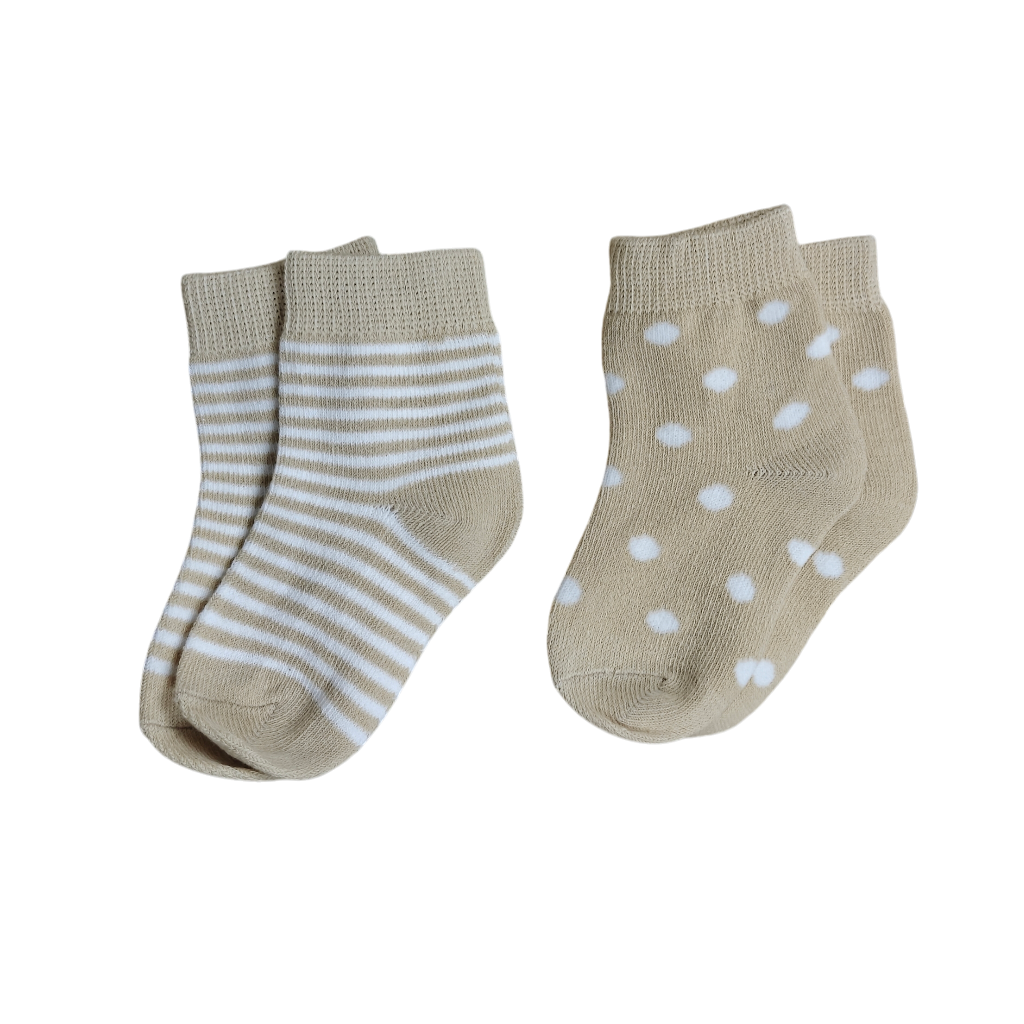 Zwei Paar beigefarbene Babysöckchen - eines gestreift, eines gepunktet - sind nebeneinander ausgestellt. Das Hello World Kuschelkörbchen Sternenzwillinge ist ein bezauberndes Windelgeschenk, perfekt als Geschenk zur Geburt für Zwillinge.