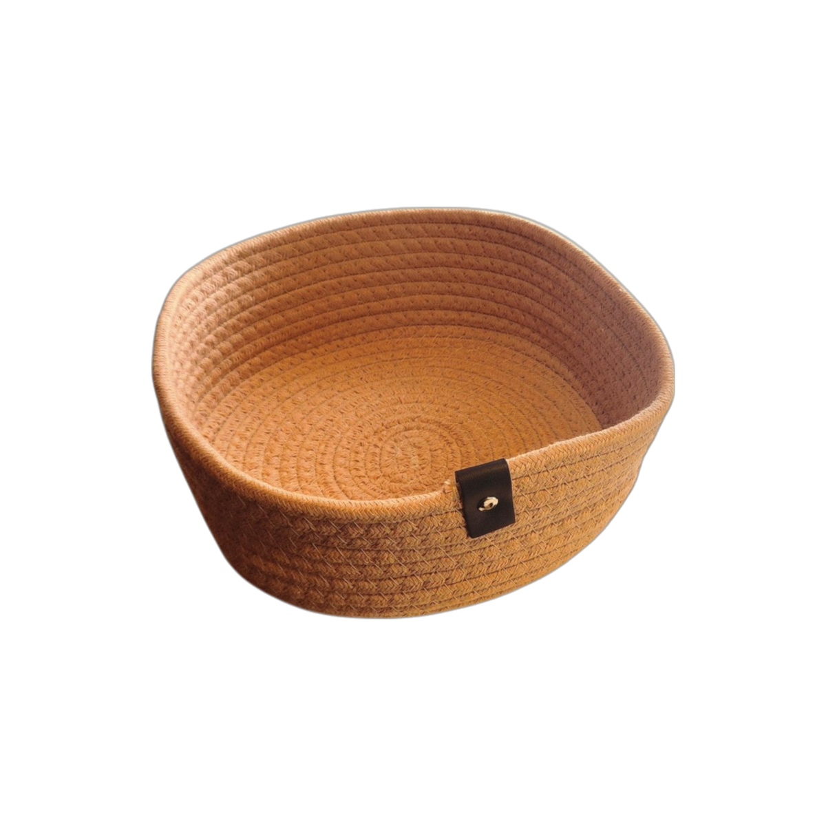 Das Hello World Kuschelkörbchen Sternenzwillinge ist ein runder, geflochtener hellbrauner Korb mit erhöhtem Rand und schwarzem Lederanhänger - ideal als Geschenk zur Geburt - auf einem schlichten weißen Hintergrund.