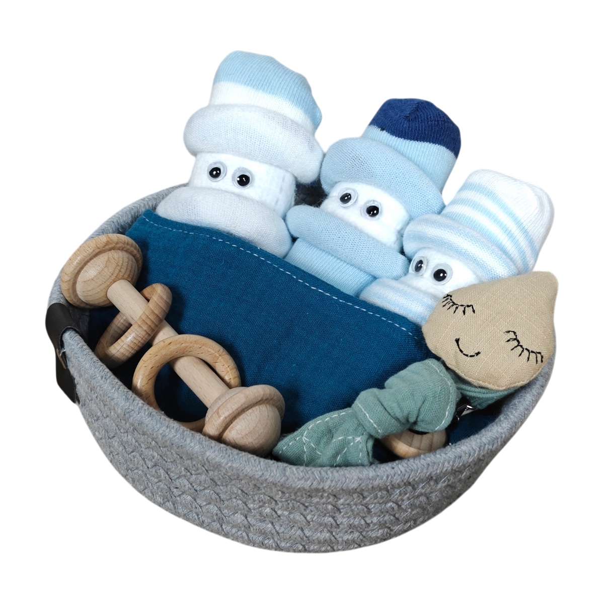 Das Kuschelkörbchen Regentropfen von Hello World enthält gerollte Babysocken mit Glotzaugen, ein blaues Tuch, zwei Holzrasseln und eine lächelnde Stoffpuppe - ein bezauberndes Geschenk zur Geburt.