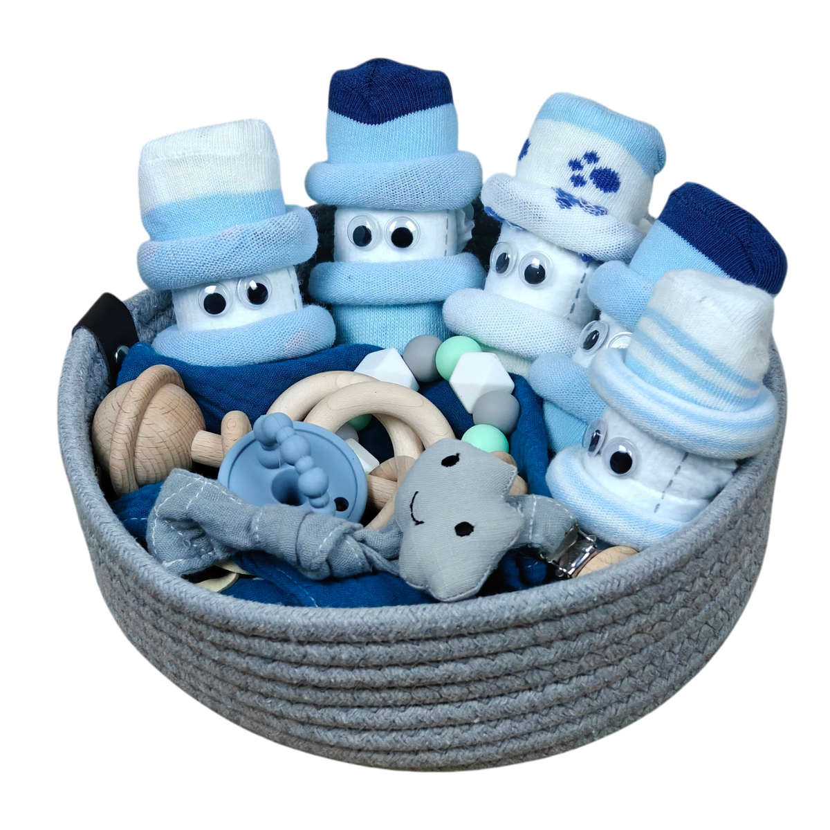Ein grauer, gewebter Geschenk zur Geburt-Korb enthält Baby-Erstausstattung: Holzringe, ein weiches, wolkenförmiges Plüsch und fünf Hello World Kuschelkörbchen Wolkenfünflinge Schneemänner mit blauen Hüten und Kulleraugen, alle fein säuberlich zusammengefügt.