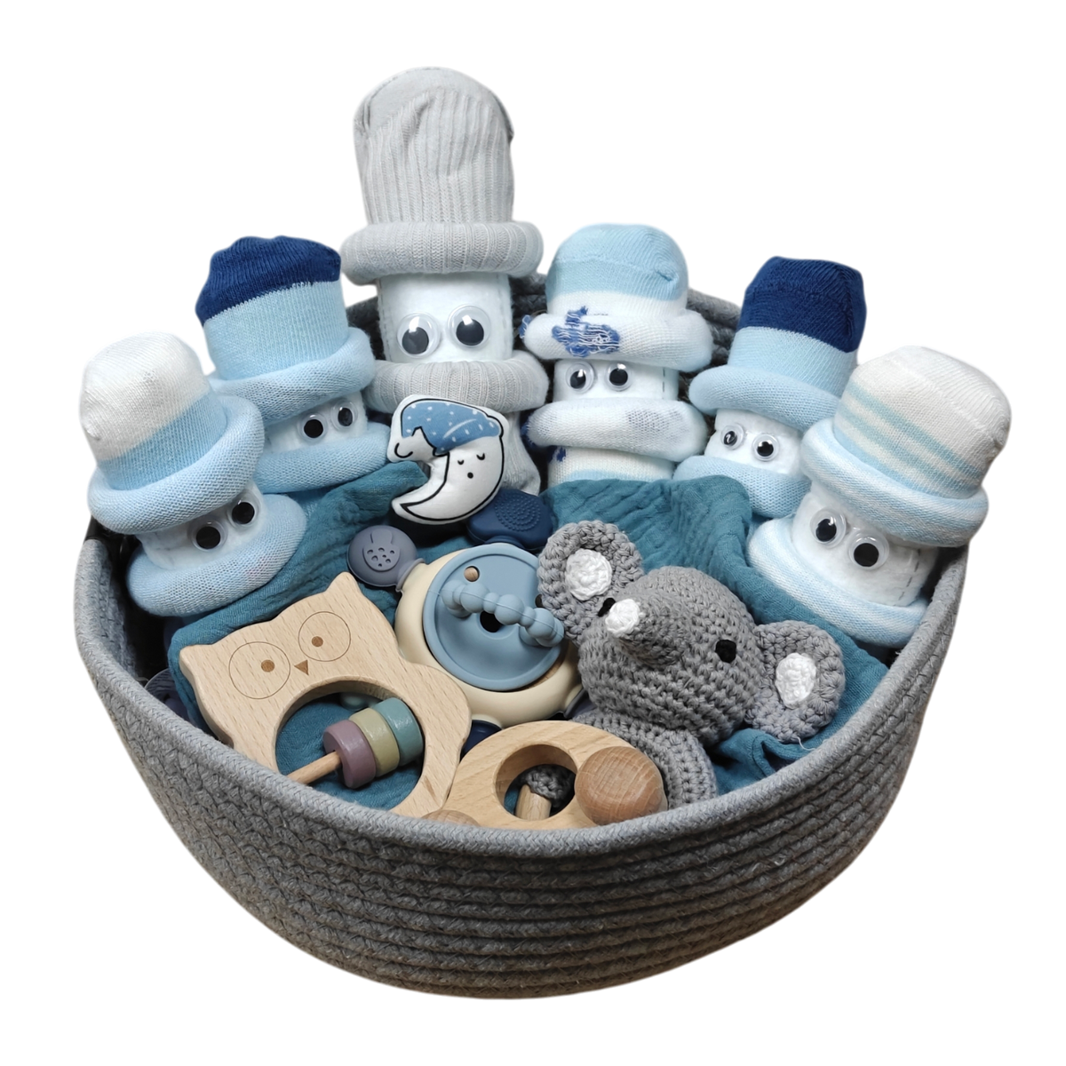 Le panier câlin Cloud Sextuplets de Hello World, rempli de chaussettes roulées avec des yeux de lunettes, de chapeaux bleus et blancs, d'un koala au crochet, de hochets en bois et d'une épingle lunaire, est le cadeau de bébé parfait pour les plus petits.