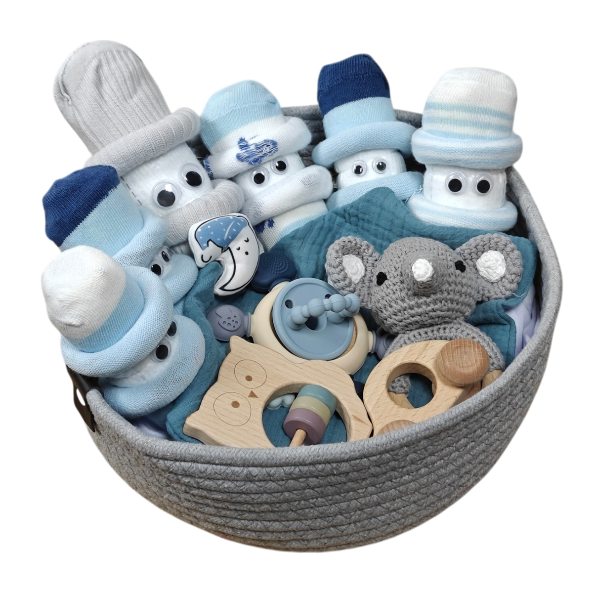 Le panier câlin Cloud Sextuplets de Hello World est un panier gris rempli de rouleaux de chaussettes bleus et blancs, de jouets en bois, d'un éléphant au crochet et d'une épingle de lune - parfaitement disposés comme un adorable cadeau de bébé pour toute baby shower.